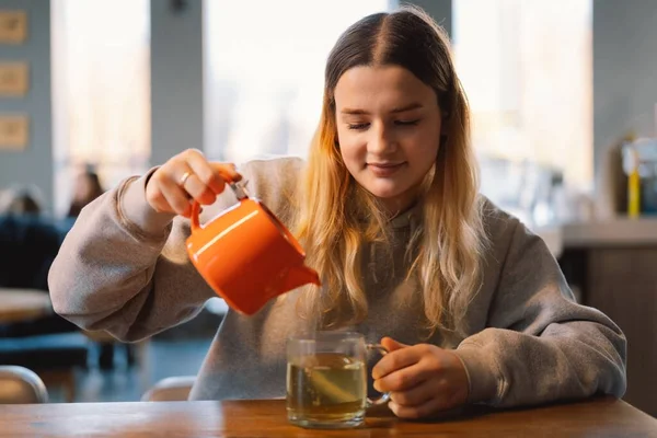 Potret Teh Yang Menggembirakan Menikmati Secangkir Teh Kafe Senyum Gadis — Stok Foto