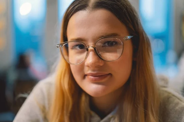 Potret Seorang Gadis Remaja Memakai Kacamata Dan Melihat Kamera Tutup — Stok Foto