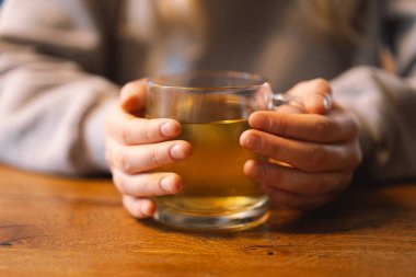 Kafede çay içen neşeli bir genç kızın portresi. Gülümseyen güzel kız kışın sıcak çay içer. Genç kız sıcak çay içiyor. Cafe City yaşam tarzı. Mutlu güzel kızın renkli portresi