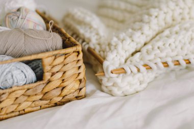 Evde örgü örüyorum. El yapımı ve hobi. Yeni küçük iş fırsatları konsepti. Ruh sağlığı için dikiş işi. Örgü arkaplan