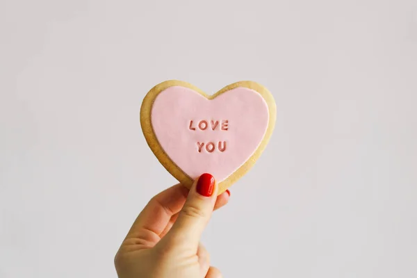 バレンタインデーのポストカード 女性の手はあなたを愛している碑文とクッキーを保持しています 母の日やバレンタインデーのための愛の概念 — ストック写真