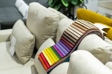 Doku kataloğu. Çok renkli kumaş örneklerinin kataloğu. Tekstil endüstrisi geçmişi. Renkli pamuk kumaş. Doku kataloğu. Kanepenin rengini seçer. Tekstil endüstrisi geçmişi. Palet