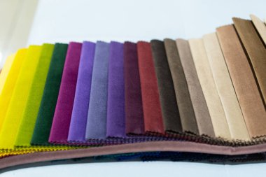 Doku kataloğu. Çok renkli kumaş örneklerinin kataloğu. Tekstil endüstrisi geçmişi. Renkli pamuk kumaş. Doku kataloğu. Kanepenin rengini seçer. Tekstil endüstrisi geçmişi. Palet