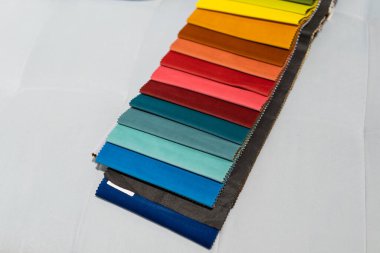 Doku kataloğu. Çok renkli kumaş örneklerinin kataloğu. Tekstil endüstrisi geçmişi. Renkli pamuk kumaş. Doku kataloğu. Kanepenin rengini seçer. Tekstil endüstrisi geçmişi. Palet