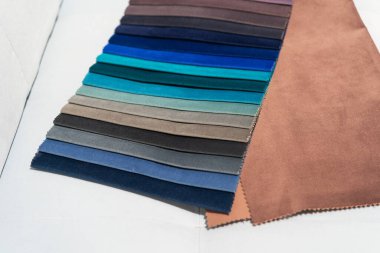 Doku kataloğu. Çok renkli kumaş örneklerinin kataloğu. Tekstil endüstrisi geçmişi. Renkli pamuk kumaş. Doku kataloğu. Kanepenin rengini seçer. Tekstil endüstrisi geçmişi. Palet