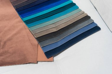 Doku kataloğu. Çok renkli kumaş örneklerinin kataloğu. Tekstil endüstrisi geçmişi. Renkli pamuk kumaş. Doku kataloğu. Kanepenin rengini seçer. Tekstil endüstrisi geçmişi. Palet