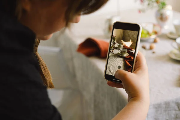 Young Woman Filming Kitchen Goods Her Online Store Her Phone — Foto de Stock