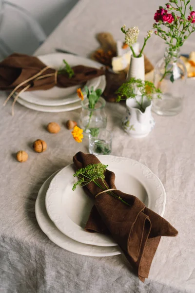 Vintage Table Setting Linen Napkins Floral Decorations Close Cozy Calm — Stok Foto