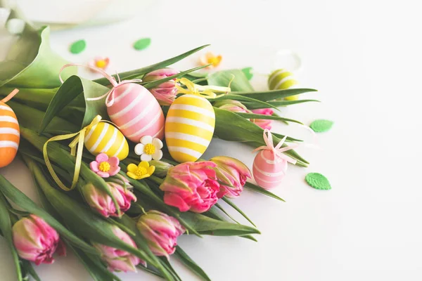 Великоднем Стильні Фарбовані Великодні Яйця Весняними Квітами Білому Тлі Рожеві — стокове фото