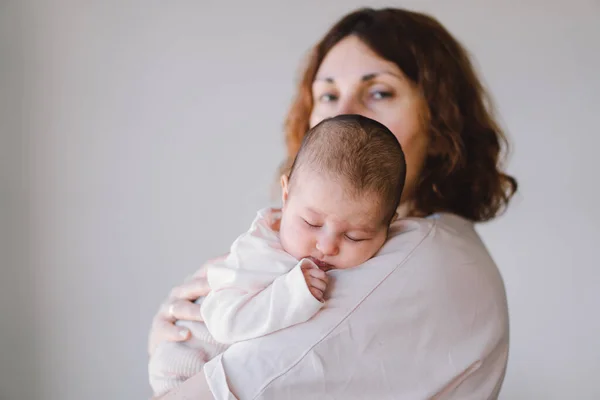 Retrato Mamá Feliz Sosteniendo Bebé Las Manos Mamá Cariñosa Cuidando — Foto de Stock