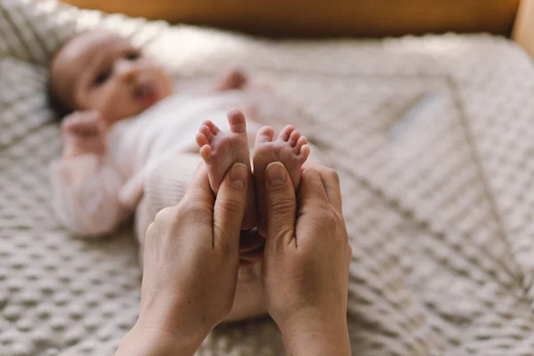 านวดทารก นวดเท าเปล อยทารก นวดป องก นทารกแรกเก บเท าทารกด วยม — ภาพถ่ายสต็อก