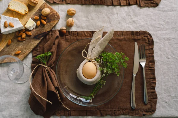 Великоднем Стильні Великодні Яйця Серветці Весняними Квітами Білому Дерев Яному — стокове фото
