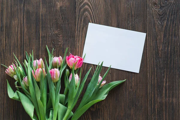 Stilig Gratulasjonskort Ferske Tulipaner Flatt Trebakgrunn Blomsterkort Mal Med Plass – stockfoto