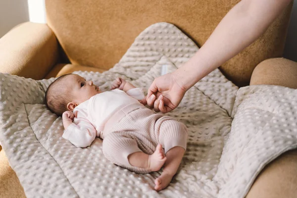 ปเด กอาย กทารกแรกเก กนอนบนพรมท ฒนา ทารกแรกเก ดและแม — ภาพถ่ายสต็อก