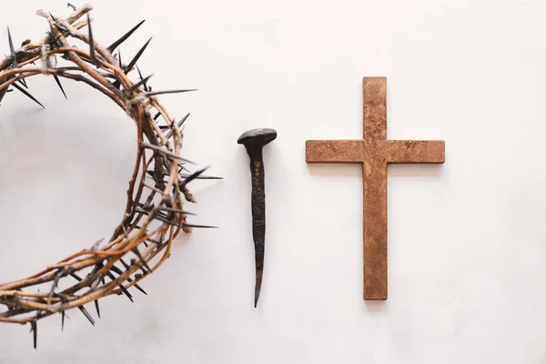 Jesus Crown Thorns Dan Kuku Dan Salib Latar Belakang Putih — Stok Foto