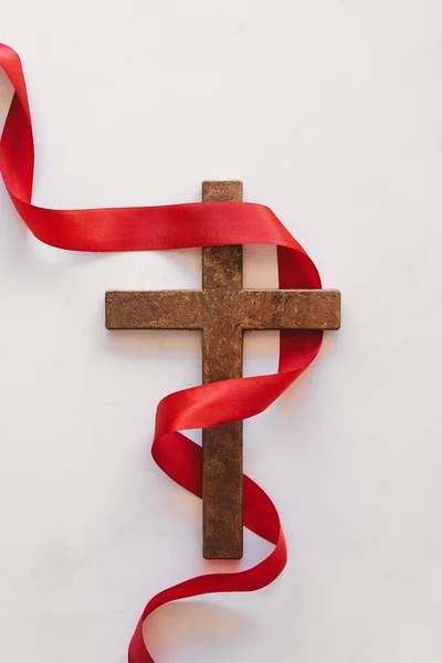 Salib Dengan Pita Merah Simbol Dari Kristus Penyaliban Yesus Kristus — Stok Foto