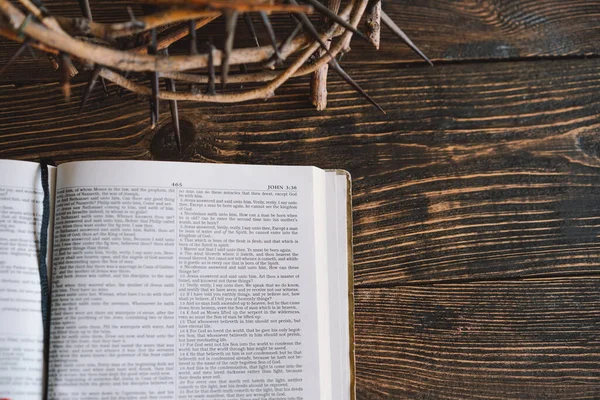 Otwórz Biblię Jana Wieniec Cierniowy Drewnianym Tle Pasja Jezusa Chrystusa — Zdjęcie stockowe
