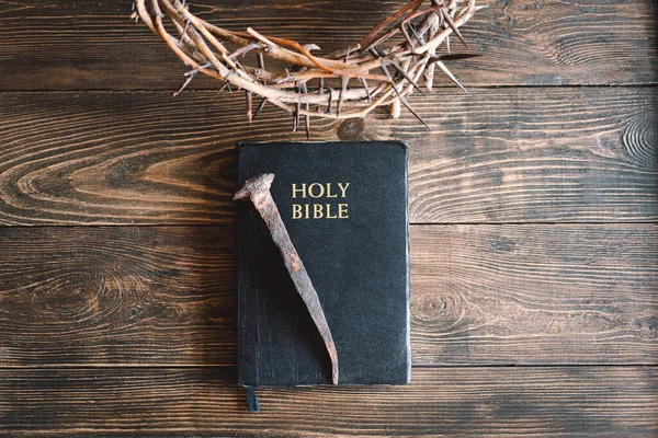 Mahkota Duri Dan Alkitab Suci Atau Buku Latar Belakang Kayu — Stok Foto