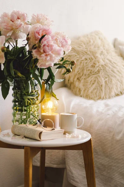 客厅室内静谧的生活细节 翻开书本 配上眼镜 杯咖啡和一束白色粉红牡丹花 读书和休息 舒适的家 — 图库照片