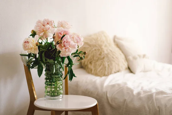 Bouquet Pink Peonys Una Sedia Bianca Nel Soggiorno Festa Della — Foto Stock