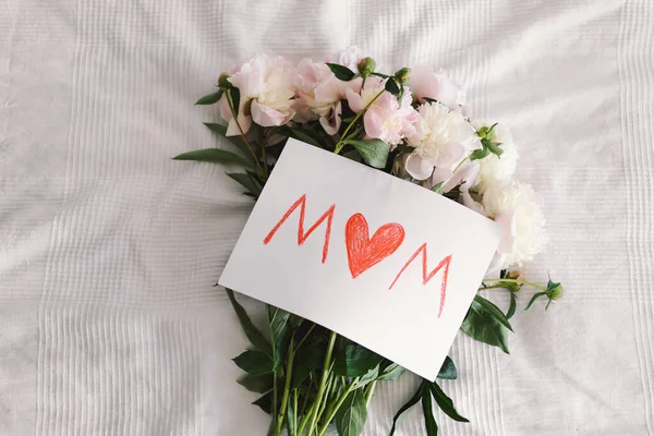 Happy Mothers Day Fresh Peonys Postcard Mom White Background Stylish — Stock Photo, Image