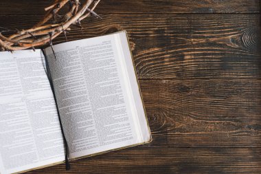 İncil 'i aç John 3: 16 ve tahta arka planda dikenli çelenk. İsa 'nın Tutkusu. İnanç, maneviyat ve din kavramı. Paskalya Günü