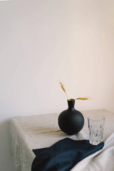 Modern Dining Table Setting Beautiful Black Vase Linen Napkin Table — Photo