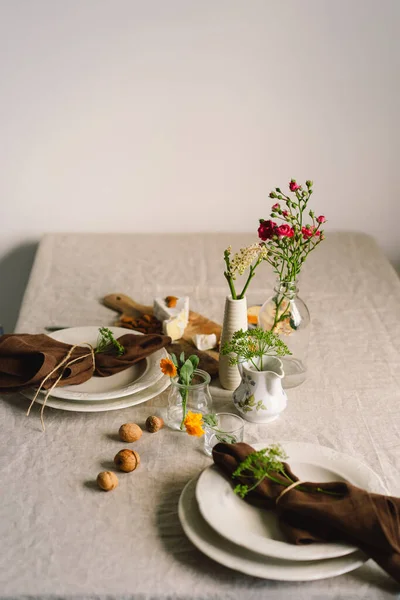 Cadre Table Vintage Avec Serviettes Lin Décorations Florales Ferme Repas — Photo