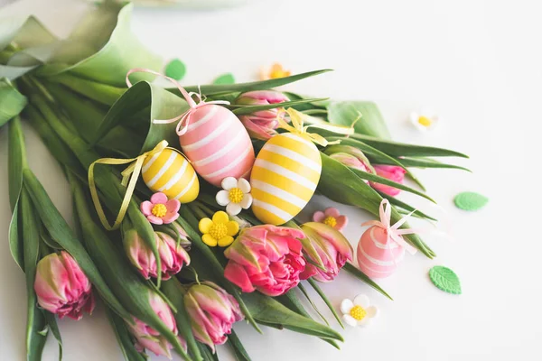 Великоднем Стильні Фарбовані Великодні Яйця Весняними Квітами Білому Тлі Рожеві — стокове фото