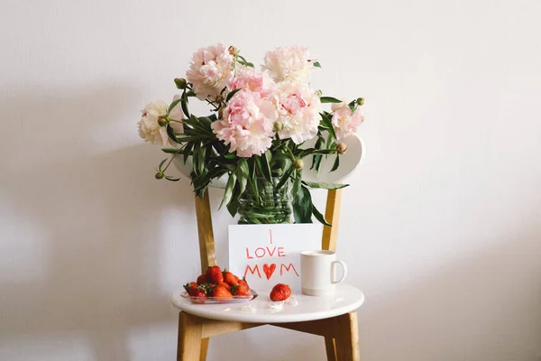 Ontbijt Voor Moederdag Hartvormige Witte Plaat Met Verse Aardbeien Kopje — Stockfoto