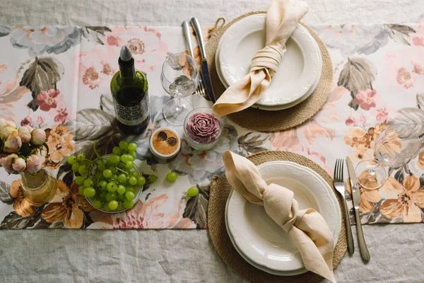 Vintage Table Setting Linen Napkins Floral Decorations Close Cozy Calm — Φωτογραφία Αρχείου