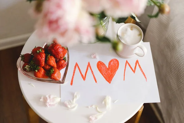 Sarapan Untuk Hari Ibu Piring Putih Berbentuk Hati Dengan Stroberi — Stok Foto