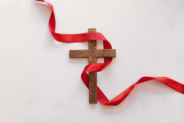 Salib Dengan Pita Merah Simbol Dari Kristus Penyaliban Yesus Kristus — Stok Foto