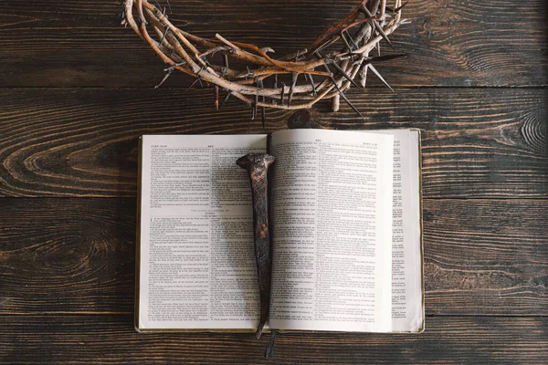 Buka Alkitab Yohanes Dan Duri Karangan Bunga Pada Latar Belakang — Stok Foto