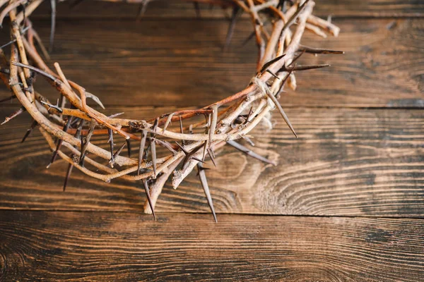 Jesus Crown Thorns Dan Kuku Dan Salib Latar Belakang Kayu — Stok Foto
