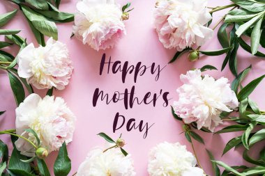 Anneler Günün kutlu olsun. Pembe arka planda annem için taze işçi ve kartpostal. Hoş bir tebrik kartı. Metinli tebrik kartı şablonu