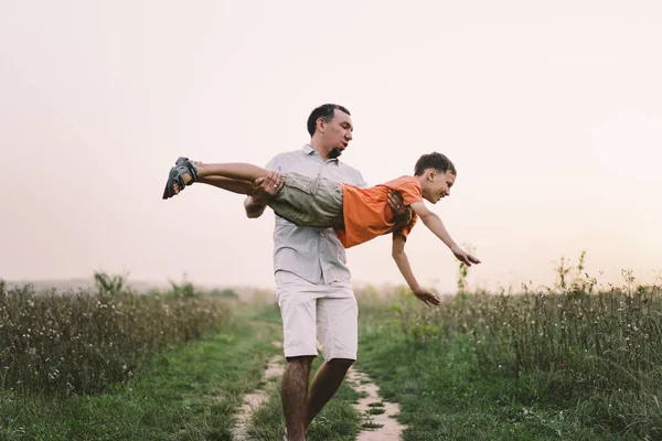 Babalar Günün Kutlu Olsun Babası Oğlu Tarlada Yürüyorlar Babam Sarılıyor — Stok fotoğraf
