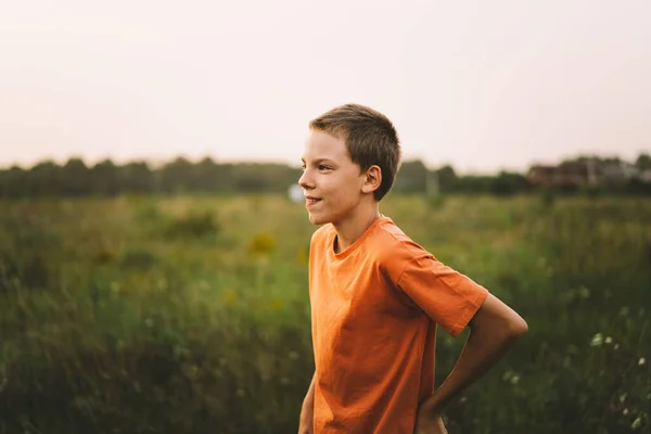 Retrato Chico Gracioso Con Una Camiseta Naranja Jugando Aire Libre —  Fotos de Stock