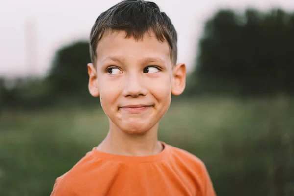 Retrato Chico Gracioso Con Una Camiseta Naranja Jugando Aire Libre —  Fotos de Stock