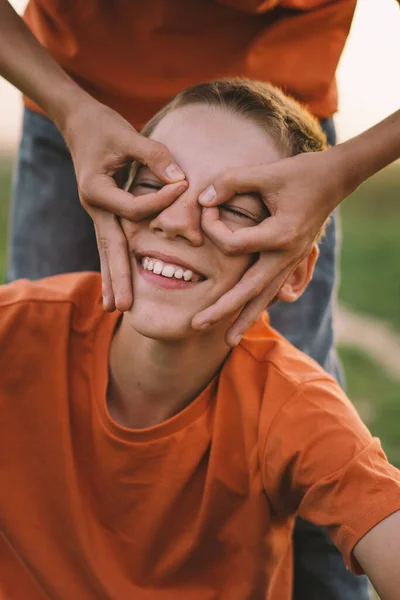 Divertidos Hermanos Gemelos Camiseta Naranja Jugando Aire Libre Campo Atardecer —  Fotos de Stock