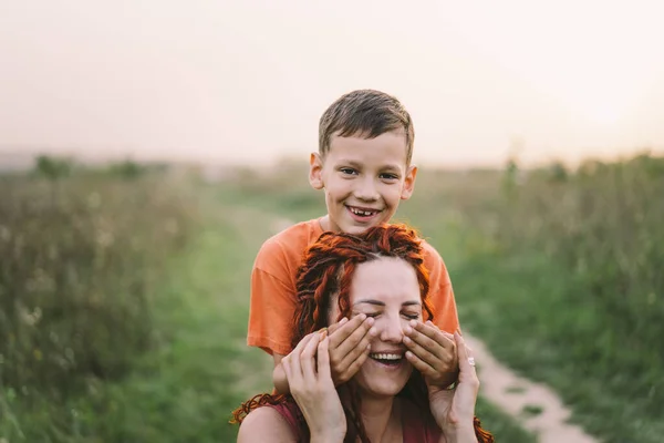 Ευτυχισμένη Μητέρα Που Περνάει Καλά Τον Γιο Της Έξω Οικογενειακή — Φωτογραφία Αρχείου