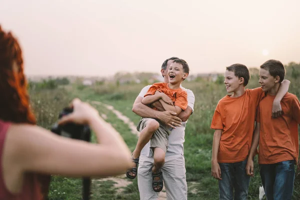 Potret Sebuah Keluarga Alam Anak Anak Dan Orang Tua Bermain — Stok Foto