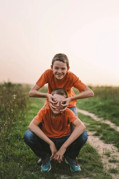 Lustige Zwillingsbrüder Orangefarbenem Shirt Die Bei Sonnenuntergang Draußen Auf Dem — Stockfoto
