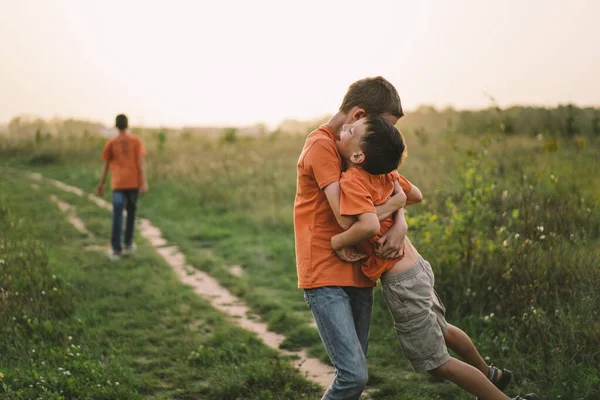 Lucu Anak Laki Laki Saudara Dalam Shirt Oranye Bermain Luar — Stok Foto