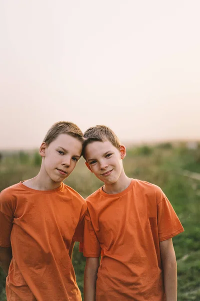 Divertidos Hermanos Gemelos Camiseta Naranja Jugando Aire Libre Campo Atardecer — Foto de Stock