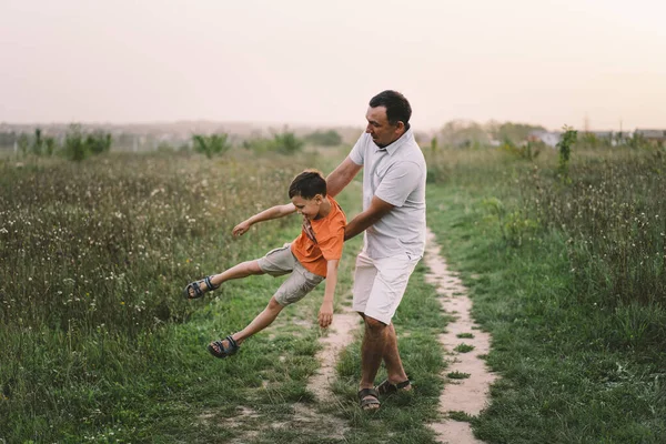 Feliz Día Los Padres Padre Con Hijo Están Caminando Campo — Foto de Stock
