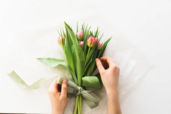 Mãos Femininas Segurando Buquê Belas Flores Delicadas Tulipa Fundo Branco — Fotografia de Stock