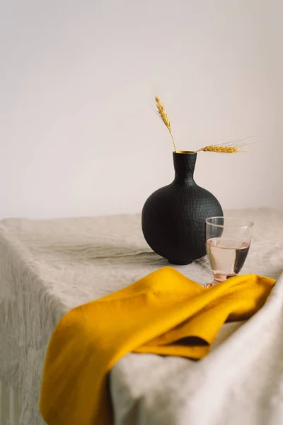 Table Salle Manger Moderne Beau Vase Noir Avec Une Serviette — Photo