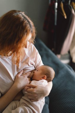 Yeni doğmuş bebek anne göğsünden süt emiyor. Anne ve emziren bebeğin portresi. Sağlıklı ve doğal bebek emzirme kavramı.