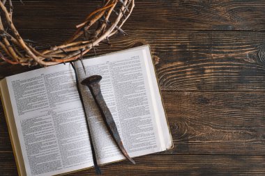 İncil 'i aç John 3: 16 ve tahta arka planda dikenli çelenk. İsa 'nın Tutkusu. İnanç, maneviyat ve din kavramı. Paskalya Günü